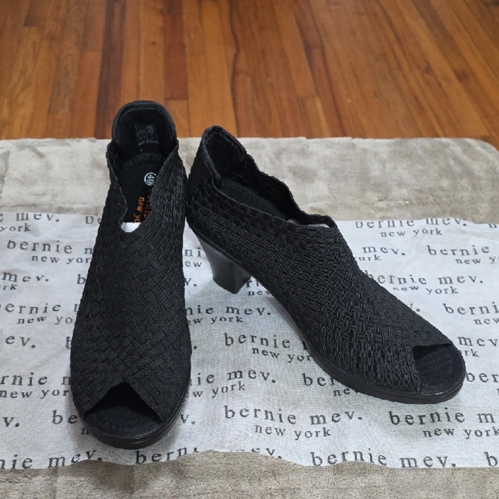 NEW Bernie Mev "Claire" Womens Black Heeled Peep Toe Slip-On Shoes Woven Sz 40/9